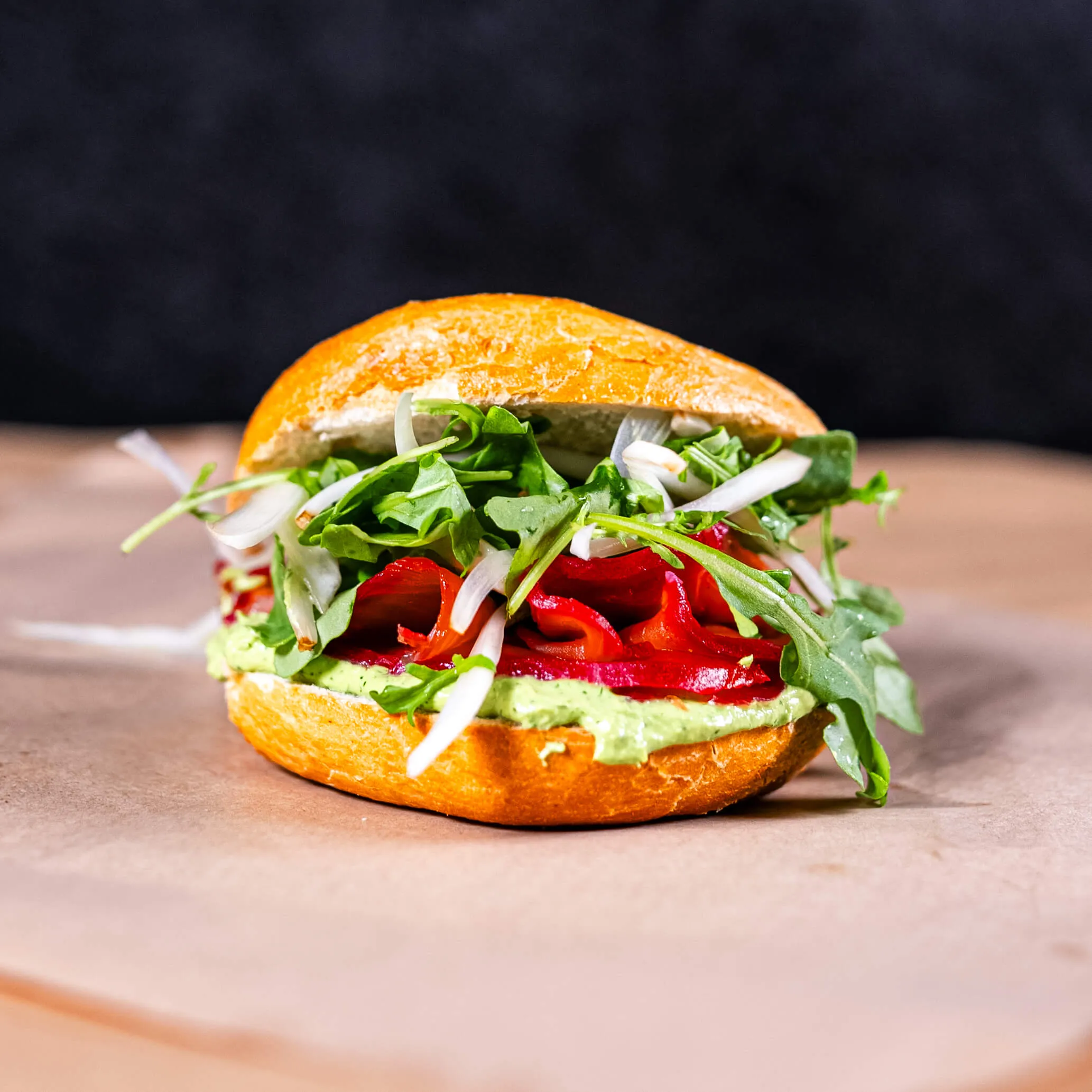 Bagel med rödbetsgravad lax, örtfärskostkräm och ruccola
