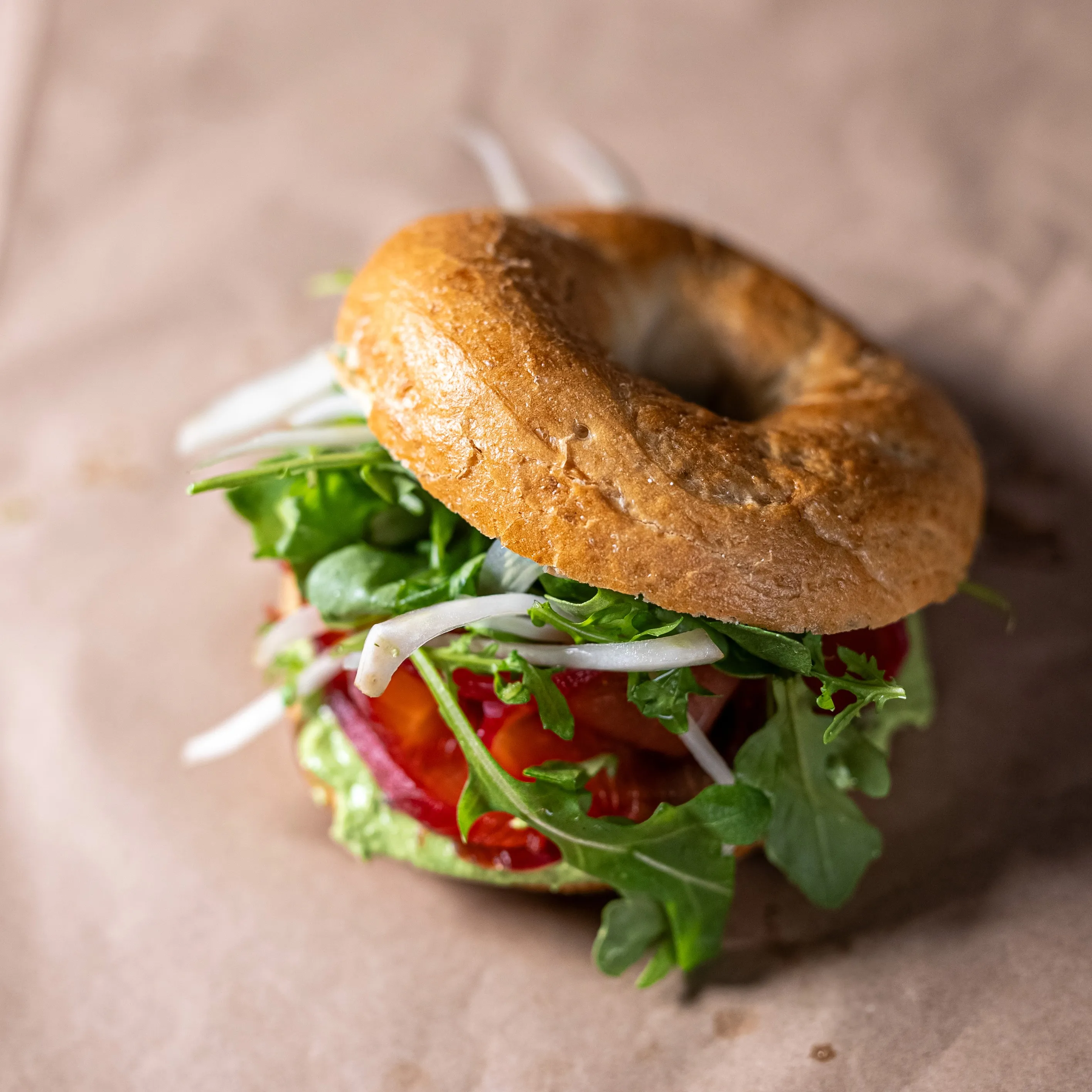 Vegetarisk bagel med ruccola, tomat och picklad lök
