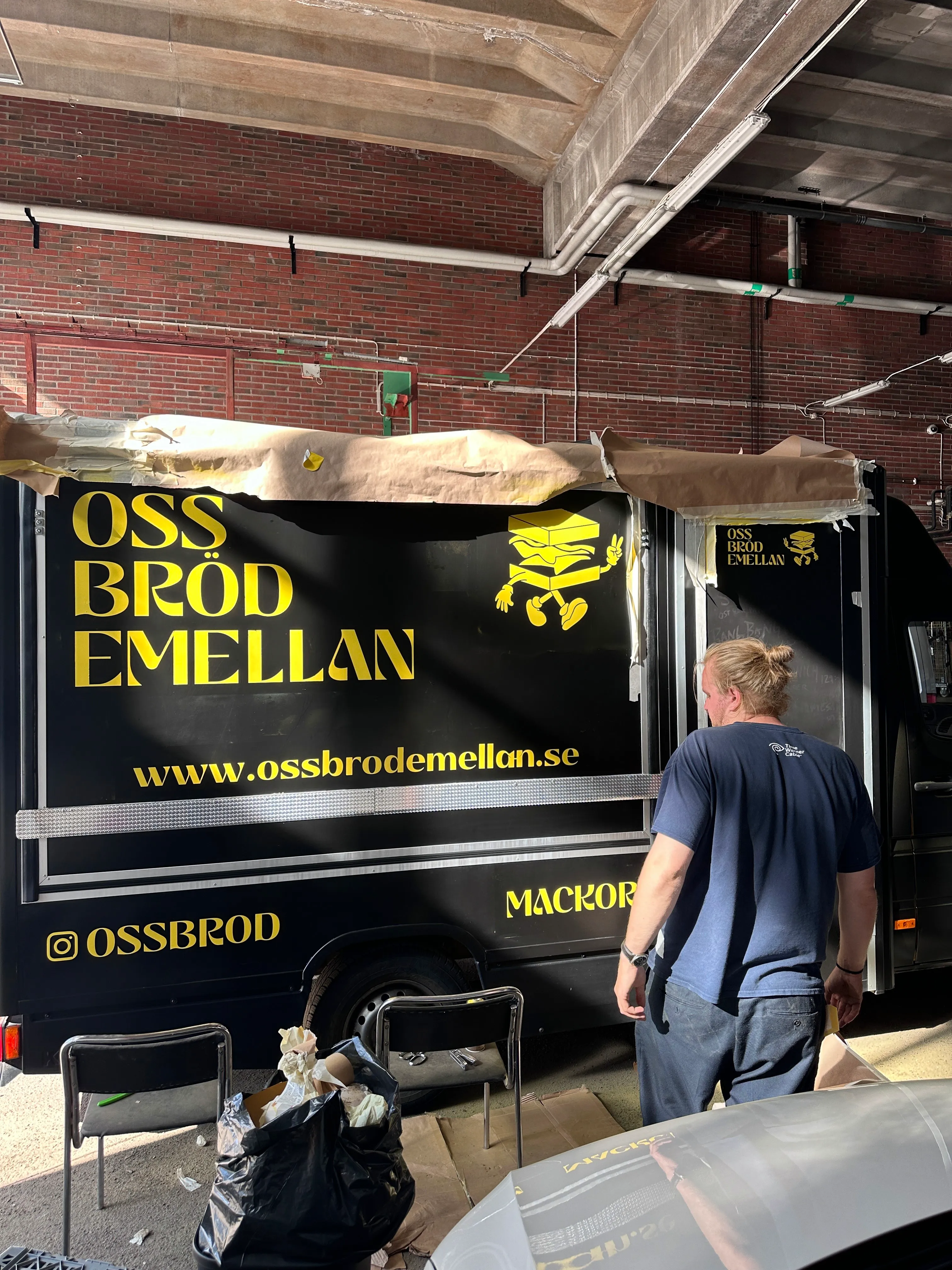 Foodtrucken folieras med Oss bröd emellans gula logotyp och maskot