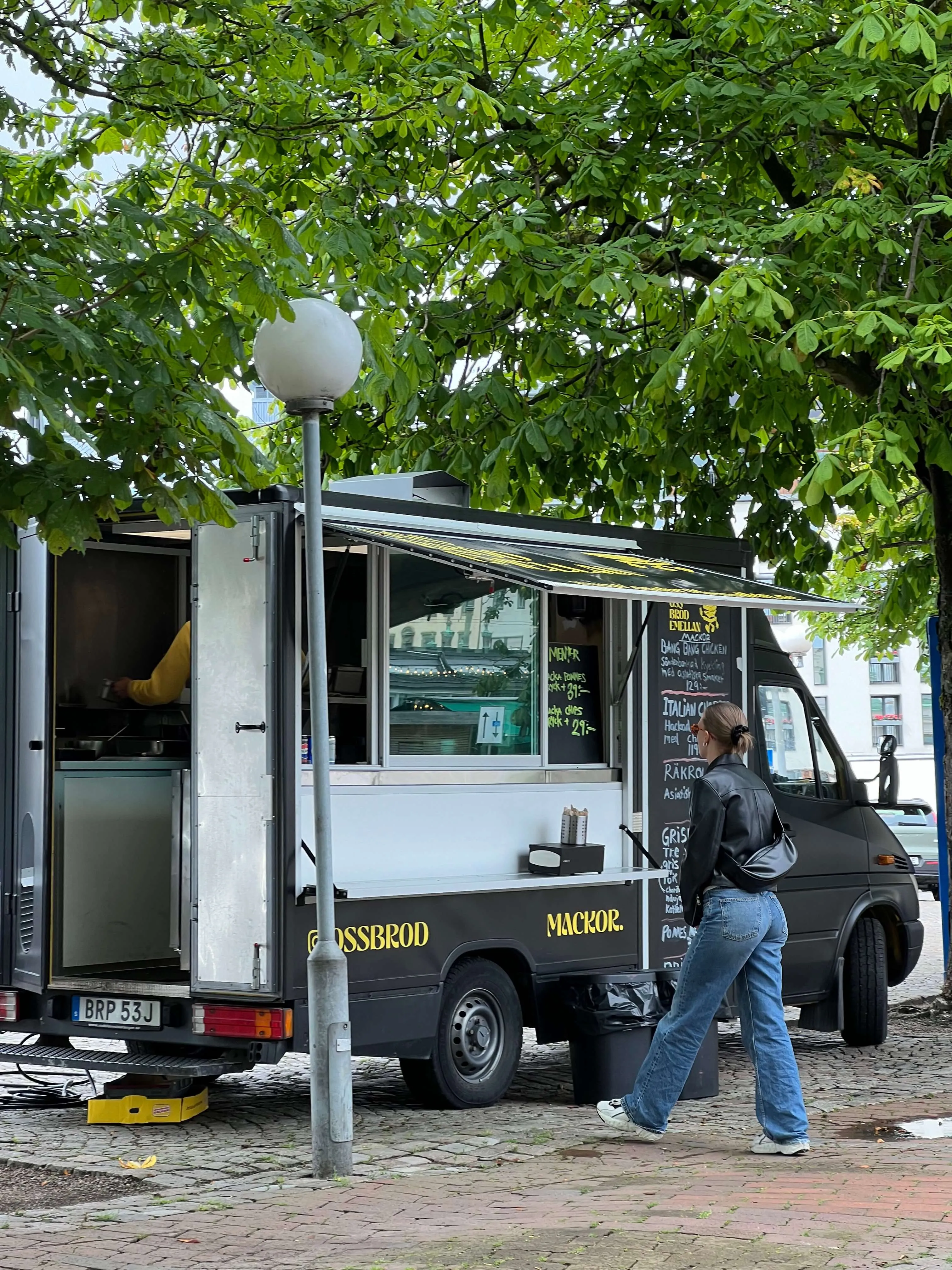 Foodtrucken med öppen servering och handskriven meny på en gata i Göteborg