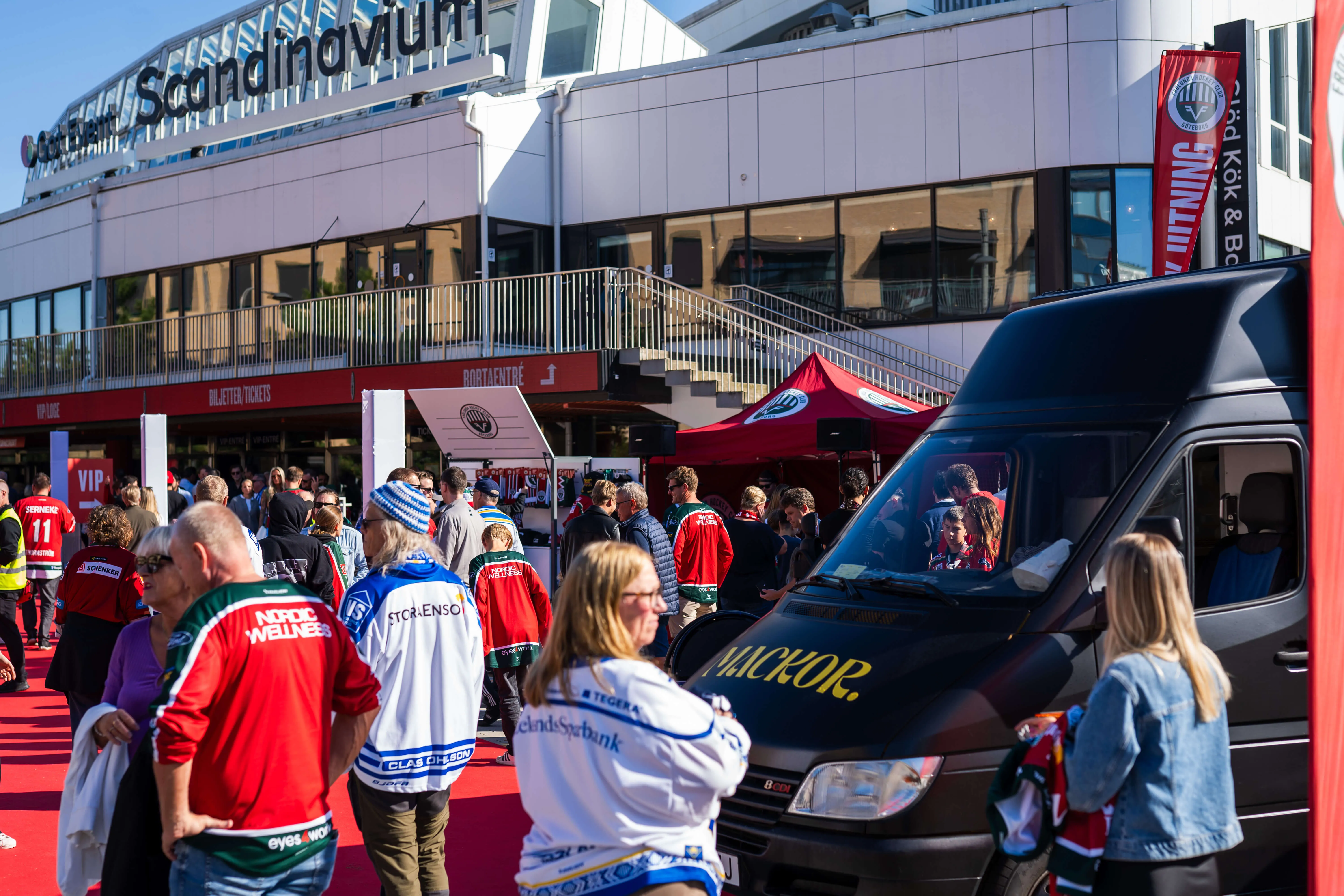 Foodtrucken med texten Mackor på fronten bland besökare vid Scandinavium