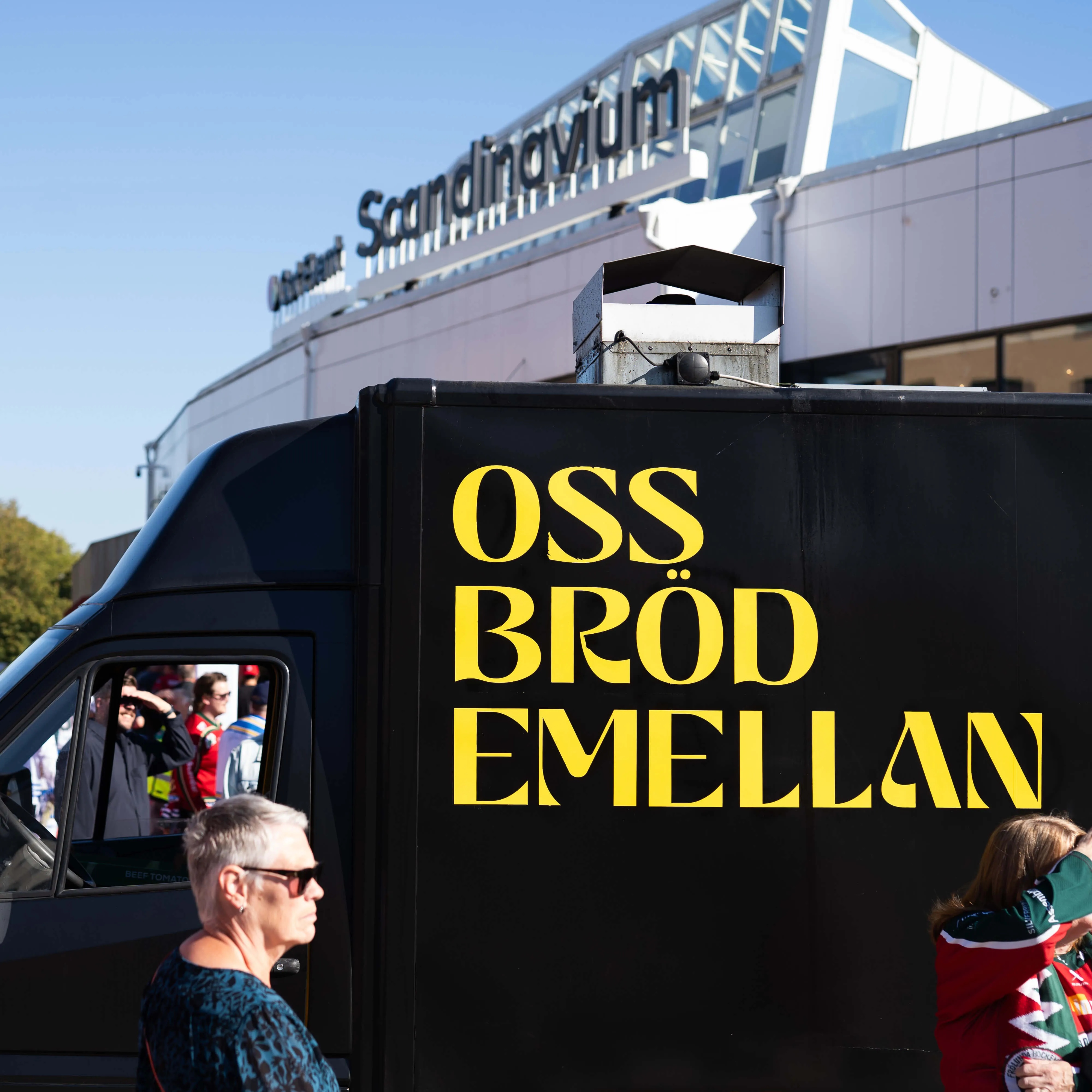 Oss bröd emellans svarta foodtruck uppställd vid ett event i Göteborg