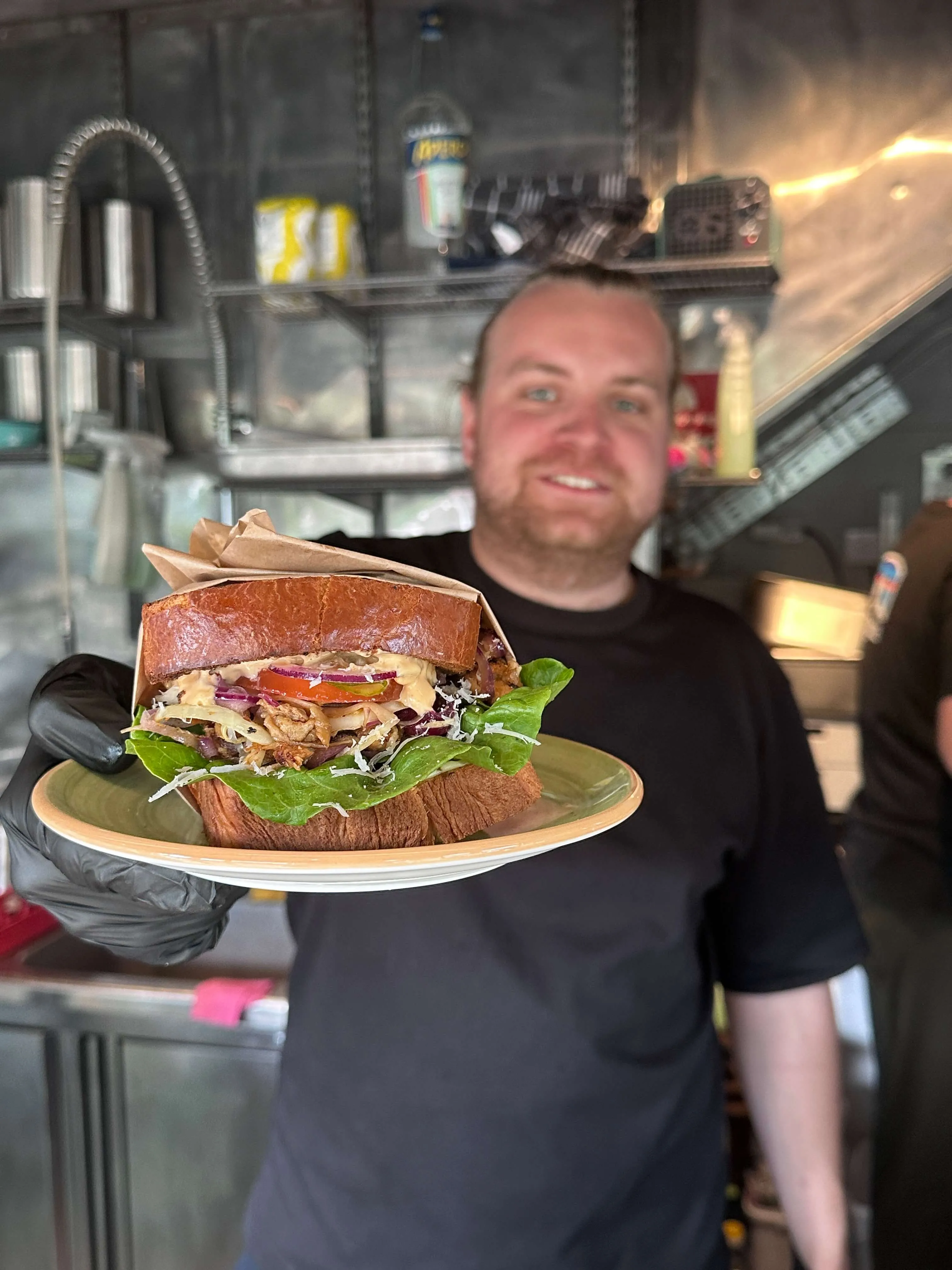 En nylagad macka serveras på fat direkt från foodtrucken