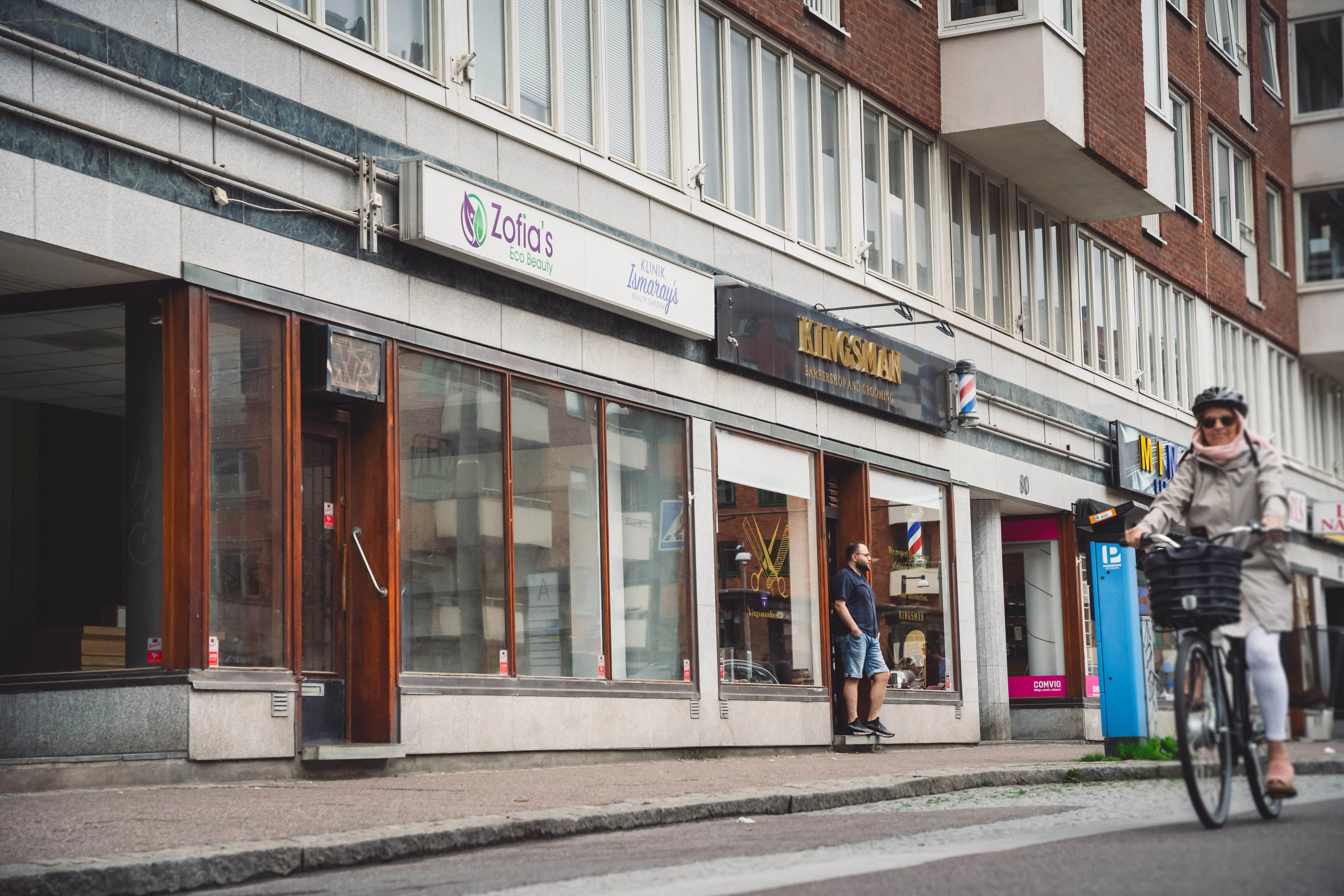 Gatuvy vid Chapmans torg i Majorna där restaurangen Oss Emellan ligger