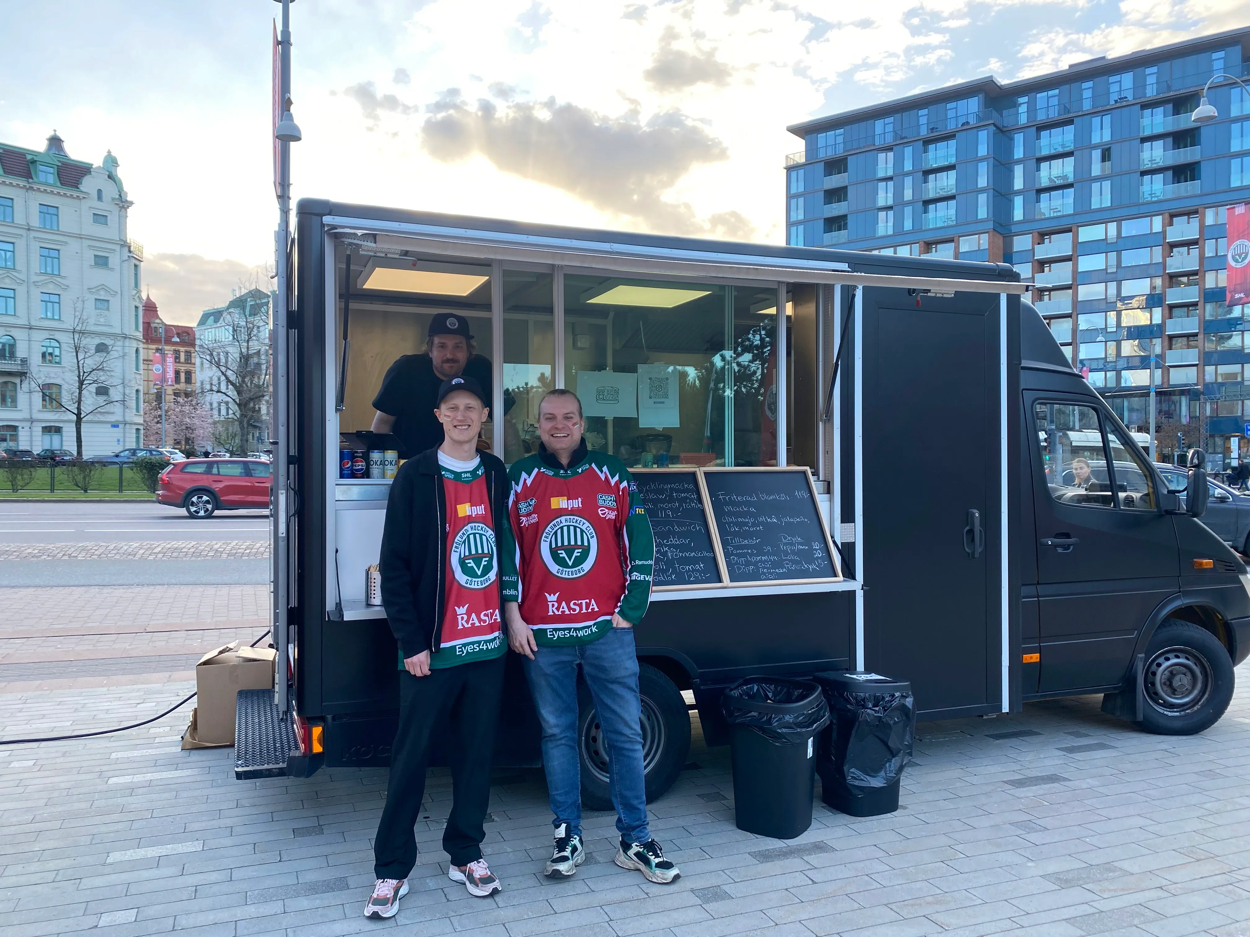 Teamet bakom Oss bröd emellan framför sin svarta foodtruck i Göteborg